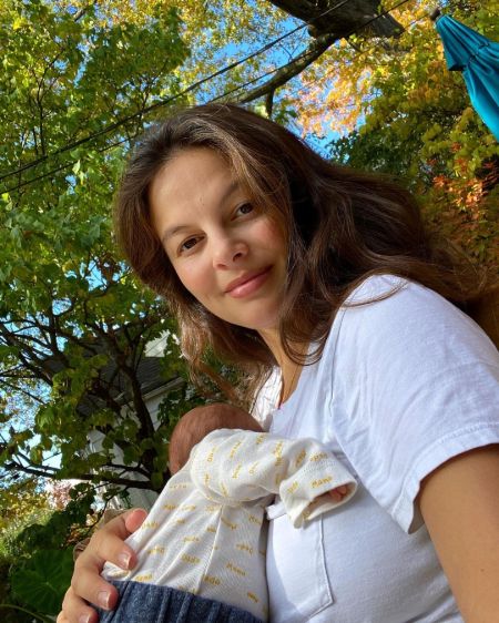 Esther Kim is a Proud Mother of a Daughter.